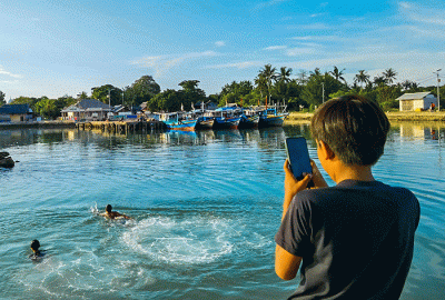 Aktivitas Anak-anak pulau saat mengoperasikan smartphone mengunakan Provider Smartfren jaringan internet 4G di Pulau Tunda.
