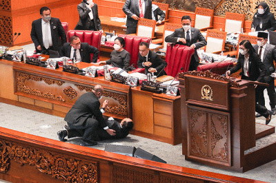 Wakil Ketua Badan Anggaran (Banggar) DPR Muhidin Muhammad Said dibantu staf sekjen saat terjatuh usai memberikan laporan hasil pembahasan RAPBN 2023.