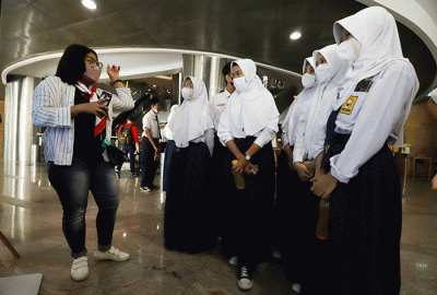 Direktur WOM Finance Cincin Lisa Hadi saat menghadiri acara Library Tour Gerakan Literasi Menarik Bagi Anak di Jakarta, Kamis (30/6/2022).