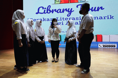 Direktur WOM Finance Cincin Lisa Hadi saat menghadiri acara Library Tour Gerakan Literasi Menarik Bagi Anak di Jakarta, Kamis (30/6/2022).