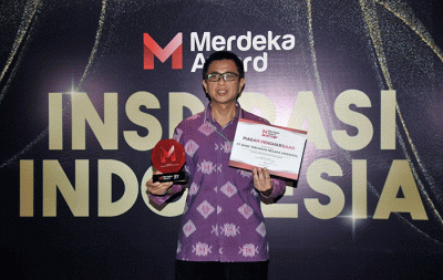 Head of Digital Channel Division Bank BTN Tan Jacky Chen, mewakili Direktur IT dan Digital Bank BTN Andi Nirwoto, menerima penghargaan.