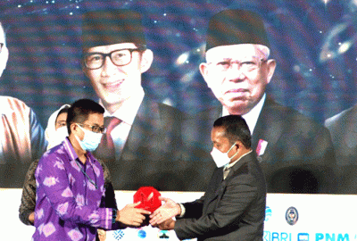 Head of Digital Channel Division Bank BTN Tan Jacky Chen, mewakili Direktur IT dan Digital Bank BTN Andi Nirwoto, menerima penghargaan.