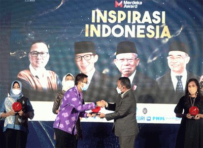 Head of Digital Channel Division Bank BTN Tan Jacky Chen, mewakili Direktur IT dan Digital Bank BTN Andi Nirwoto, menerima penghargaan.