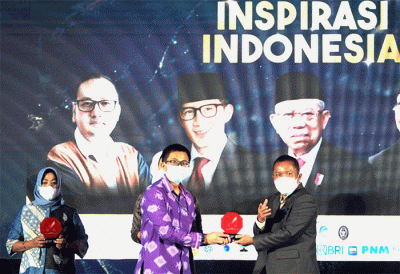Head of Digital Channel Division Bank BTN Tan Jacky Chen, mewakili Direktur IT dan Digital Bank BTN Andi Nirwoto, menerima penghargaan.