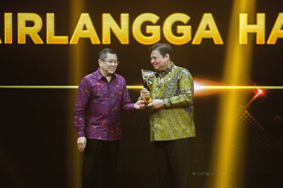 Executive Chairman MNC Grup Hary Tanoesoedibjo saat menyerahkan trophy penghargaan untuk Menko Bidang Perekonomian Republik Indonesia Airlangga Hartarto.