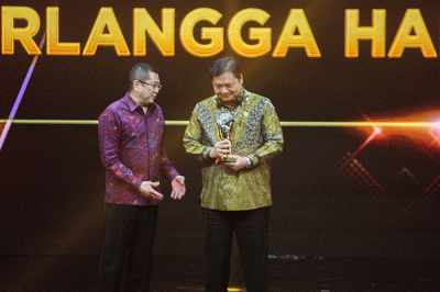 Executive Chairman MNC Grup Hary Tanoesoedibjo saat menyerahkan trophy penghargaan untuk Menko Bidang Perekonomian Republik Indonesia Airlangga Hartarto.