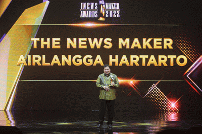 Executive Chairman MNC Grup Hary Tanoesoedibjo saat menyerahkan trophy penghargaan untuk Menko Bidang Perekonomian Republik Indonesia Airlangga Hartarto.