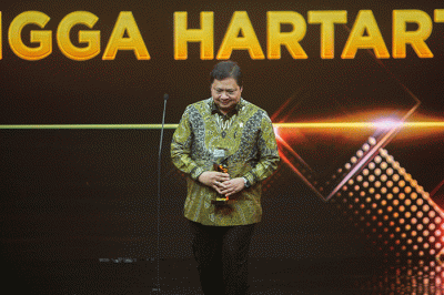 Executive Chairman MNC Grup Hary Tanoesoedibjo saat menyerahkan trophy penghargaan untuk Menko Bidang Perekonomian Republik Indonesia Airlangga Hartarto.