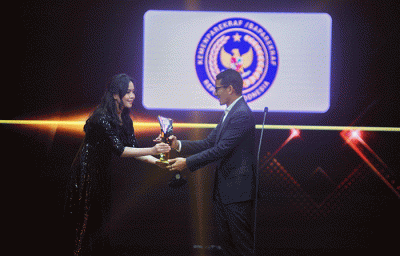 Menteri Pariwisata dan Ekonomi Kreatif (Menparekraf) Sandiaga Uno saat menerima penghargaan iNews Maker Awards 2022 di iNews Tower, Jakarta, Kamis (30/6/2022).