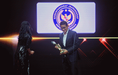 Menteri Pariwisata dan Ekonomi Kreatif (Menparekraf) Sandiaga Uno saat menerima penghargaan iNews Maker Awards 2022 di iNews Tower, Jakarta, Kamis (30/6/2022).