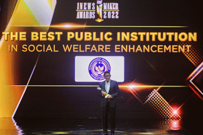 Menteri Pariwisata dan Ekonomi Kreatif (Menparekraf) Sandiaga Uno saat menerima penghargaan iNews Maker Awards 2022 di iNews Tower, Jakarta, Kamis (30/6/2022).
