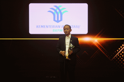 Menteri Investasi/Kepala BKPM Bahlil Lahadalia saat menerima penghargaan iNews Maker Awards 2022 di iNews Tower, Jakarta, Kamis (30/6/2022).