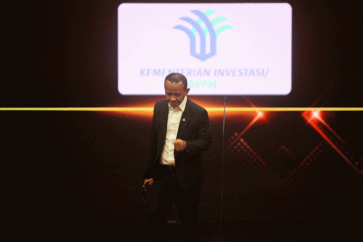 Menteri Investasi/Kepala BKPM Bahlil Lahadalia saat menerima penghargaan iNews Maker Awards 2022 di iNews Tower, Jakarta, Kamis (30/6/2022).