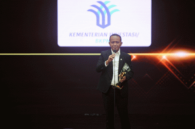 Menteri Investasi/Kepala BKPM Bahlil Lahadalia saat menerima penghargaan iNews Maker Awards 2022 di iNews Tower, Jakarta, Kamis (30/6/2022).