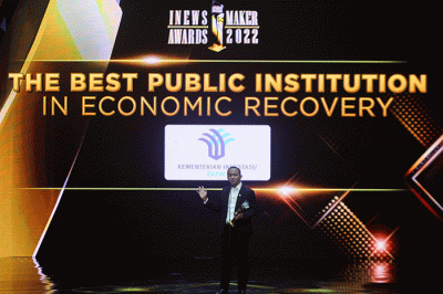 Menteri Investasi/Kepala BKPM Bahlil Lahadalia saat menerima penghargaan iNews Maker Awards 2022 di iNews Tower, Jakarta, Kamis (30/6/2022).