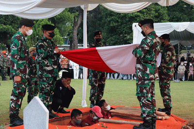 Prajurit TNI AD mengiringi peti jenazah MenPAN-RB Tjahjo Kumolo saat tiba di pemakaman Taman Makam Pahlawan (TMP) Kalibata, Jakarta, Jumat (1/7/2022).