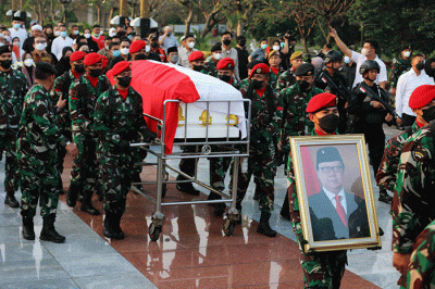 Prajurit TNI AD mengiringi peti jenazah MenPAN-RB Tjahjo Kumolo saat tiba di pemakaman Taman Makam Pahlawan (TMP) Kalibata, Jakarta, Jumat (1/7/2022).