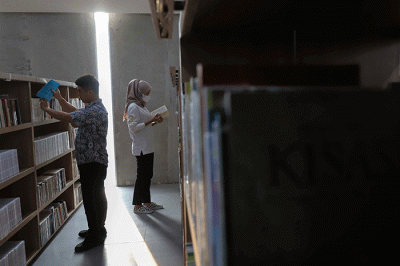 Pekerja tengah merapikan koleksi buku di Perpustakaan Umum Daerah Provinsi DKI Jakarta, Taman Ismail Marzuki, Cikini, Jakarta Pusat, Kamis (30/6/2022).
