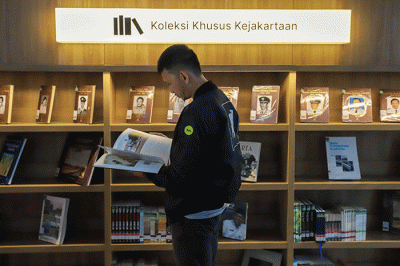 Pekerja tengah merapikan koleksi buku di Perpustakaan Umum Daerah Provinsi DKI Jakarta, Taman Ismail Marzuki, Cikini, Jakarta Pusat, Kamis (30/6/2022).