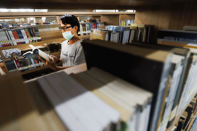 Pekerja tengah merapikan koleksi buku di Perpustakaan Umum Daerah Provinsi DKI Jakarta, Taman Ismail Marzuki, Cikini, Jakarta Pusat, Kamis (30/6/2022).