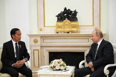 Presiden Republik Indonesia, Joko Widodo bertemu dengan Presiden Rusia, Vladimir Putin di Istana Kremlin, Moskow, Rusia, Kamis (30/6/2022).