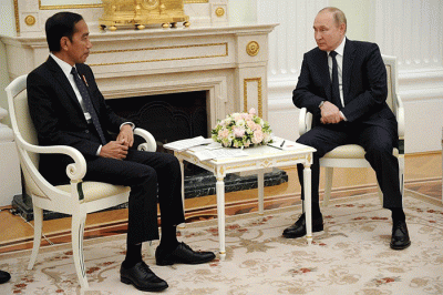 Presiden Republik Indonesia, Joko Widodo bertemu dengan Presiden Rusia, Vladimir Putin di Istana Kremlin, Moskow, Rusia, Kamis (30/6/2022).