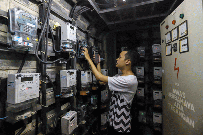 Warga melakukan pengisian token listrik di kawasan Benhil, Jakarta Pusat, Jumat (1/7/2022).