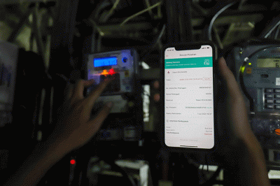 Warga melakukan pengisian token listrik di kawasan Benhil, Jakarta Pusat, Jumat (1/7/2022).