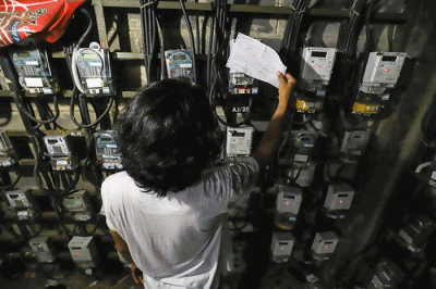 Warga melakukan pengisian token listrik di kawasan Benhil, Jakarta Pusat, Jumat (1/7/2022).