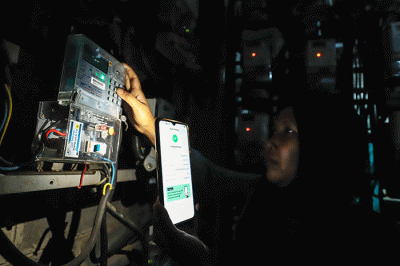 Warga melakukan pengisian token listrik di kawasan Benhil, Jakarta Pusat, Jumat (1/7/2022).