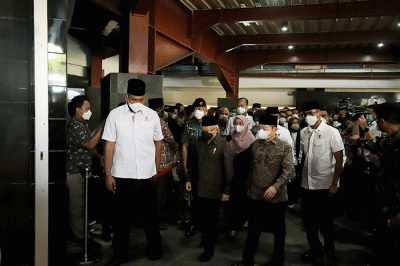 Wakil Presiden Ma'ruf Amin melayat jenazah Menpan RB Tjahjo Kumolo saat disemayamkan di Kantor Kemenpan RB Jakarta, Jumat (1/7/2022).