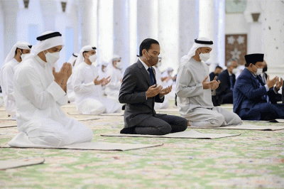 Selepas salat Jumat, Prabowo mendampingi Jokowi dalam pertemuan dengan Presiden MBZ di Istana Al Shatie.