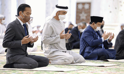 Selepas salat Jumat, Prabowo mendampingi Jokowi dalam pertemuan dengan Presiden MBZ di Istana Al Shatie.