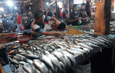 Pedagang ikan laut melayani pembeli di Pasar Kecapi, Kota Bekasi, Jawa Barat, Sabtu (2/7/2022).