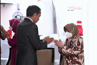 Presiden Joko Widodo dan Ibu Iriana Joko Widodo bertakziah ke rumah duka almarhum MenPAN-RB Tjahjo Kumolo, di Kompleks Menteri Widya Chandra, Jakarta.