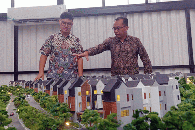 Sejumlah pekerja membangun taman untuk mempercepat progres pembangunan di kawasan hunian Synthesis Huis, Cijantung, Jakarta, Jumat (1/7/2022).