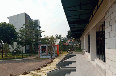 Sejumlah pekerja membangun taman untuk mempercepat progres pembangunan di kawasan hunian Synthesis Huis, Cijantung, Jakarta, Jumat (1/7/2022).