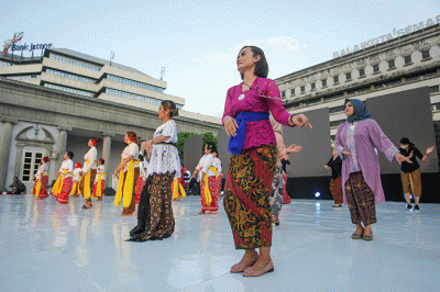 Aksi perempuan dengan berbalut busana kebaya berlenggak-lenggok di atas panggung dalam acara Parade Kebaya Nasional di Balai Kota Semarang, Sabtu (2/7/2022).