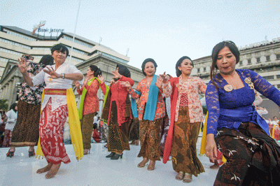 Aksi perempuan dengan berbalut busana kebaya berlenggak-lenggok di atas panggung dalam acara Parade Kebaya Nasional di Balai Kota Semarang, Sabtu (2/7/2022).