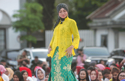 Aksi perempuan dengan berbalut busana kebaya berlenggak-lenggok di atas panggung dalam acara Parade Kebaya Nasional di Balai Kota Semarang, Sabtu (2/7/2022).