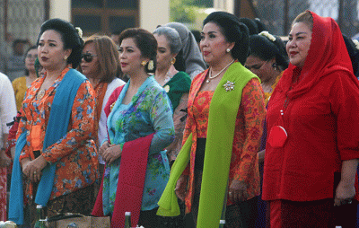 Aksi perempuan dengan berbalut busana kebaya berlenggak-lenggok di atas panggung dalam acara Parade Kebaya Nasional di Balai Kota Semarang, Sabtu (2/7/2022).