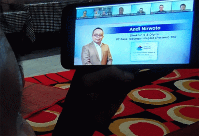 Direktur IT & Digital Bank BTN Andi Nirwoto menerima penghargaan pada ajang Digital Banking Awards 2022 di Jakarta.