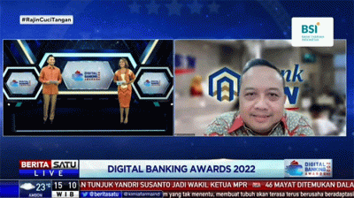 Direktur IT & Digital Bank BTN Andi Nirwoto menerima penghargaan pada ajang Digital Banking Awards 2022 di Jakarta.