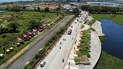 Suasana pembangunan pedestrian Metro Tanjung Bunga yang terbengkalai di Makassar, Senin (4/7/2022).