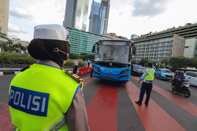 Petugas gabungan yang terdiri dari Ditlantas Polda Metro Jaya dan Dinas Perhubungan (Dishub) DKI Jakarta mengatur arus lalu lintas di kawasan Bundaran HI.