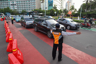 Petugas gabungan yang terdiri dari Ditlantas Polda Metro Jaya dan Dinas Perhubungan (Dishub) DKI Jakarta mengatur arus lalu lintas di kawasan Bundaran HI.