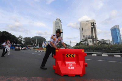 Petugas gabungan yang terdiri dari Ditlantas Polda Metro Jaya dan Dinas Perhubungan (Dishub) DKI Jakarta mengatur arus lalu lintas di kawasan Bundaran HI.