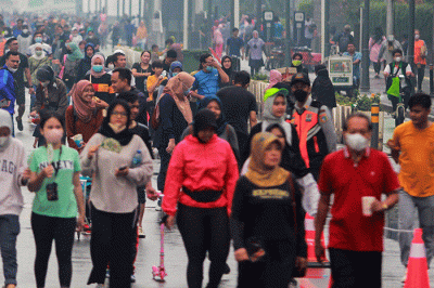 Warga saat menikmati Hari Bebas Kendaraan Bermotor (HBKB) atau Car Free Day di kawasan Bundaran Hotel Indonesia, Jakarta, Minggu (3/7/2022).