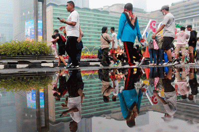 Warga saat menikmati Hari Bebas Kendaraan Bermotor (HBKB) atau Car Free Day di kawasan Bundaran Hotel Indonesia, Jakarta, Minggu (3/7/2022).