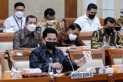 Menteri BUMN Erick Thohir memberikan paparannya saat mengikuti Rapat Kerja dengan Komisi VI DPR di Kompleks Parlemen, Senayan, Jakarta, Senin (4/7/2022).